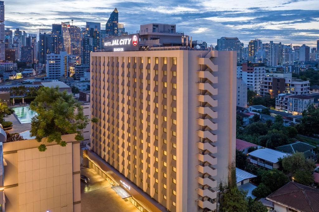 曼谷Hotel JAL City Bangkok的城市背景建筑的景色
