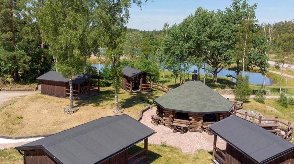OsbySvensson's Log Cabins的享有拥有建筑和湖泊的度假村的空中景致