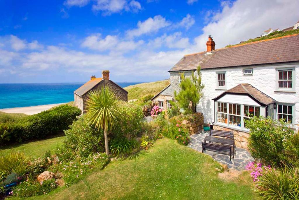 森嫩Petra, Cornish Cottage With lovely Garden, Wow Sea Views, By the Beach的海景白色房屋