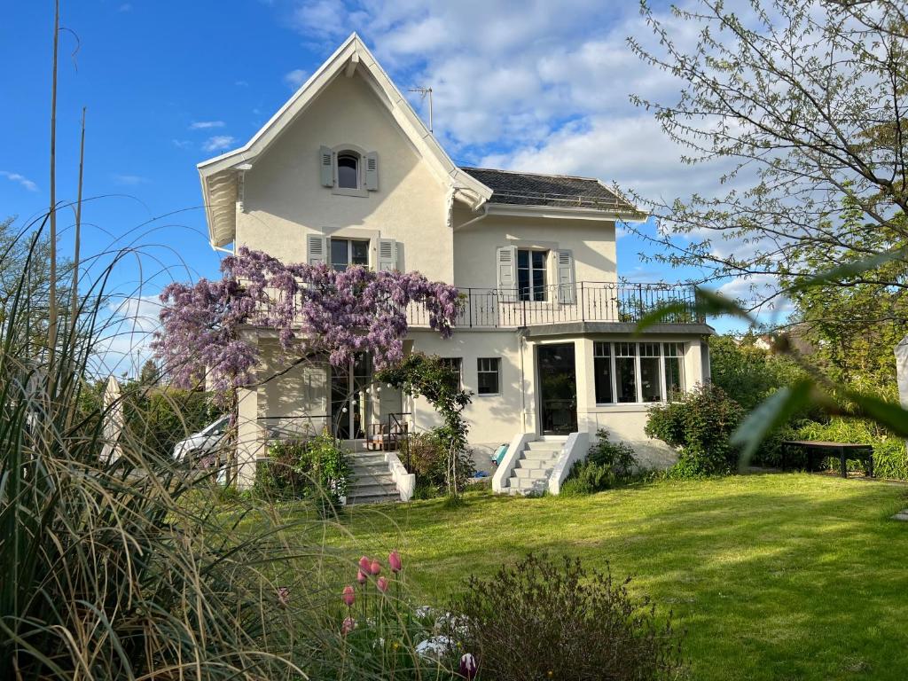 Chêne-BourgChambre dans Villa de charme 1903的院子里白色的花房