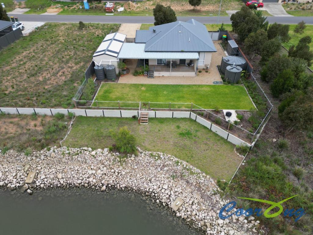 Wellington EastRiver Dais的享有带码头和水的房屋的空中景致