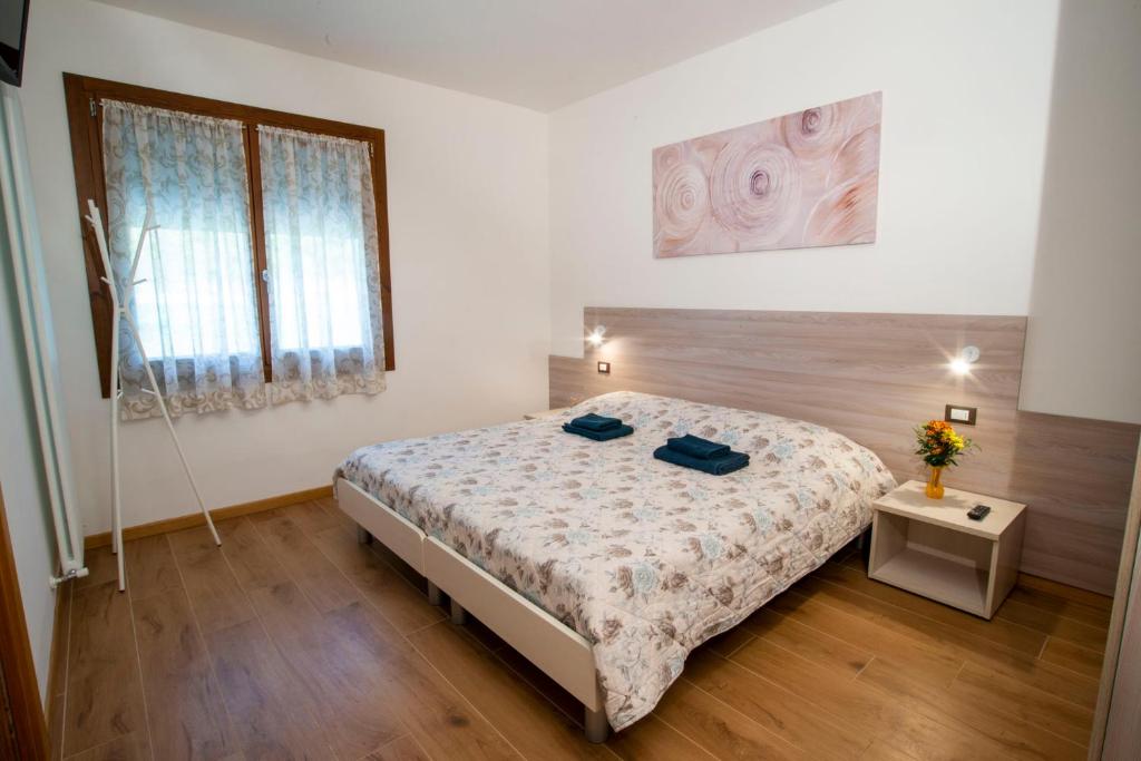 TormenoCa' dei Berici的一间卧室设有一张大床和一个窗户。