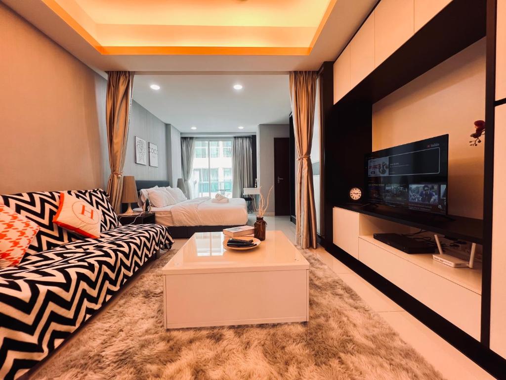 吉隆坡Mont kiara 5-Star Deluxe Suite 2-4pax的带沙发和电视的客厅