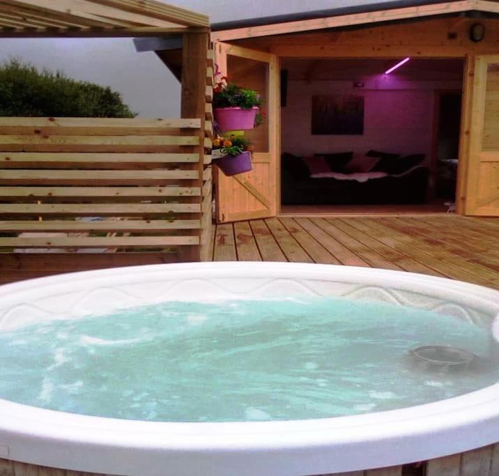布德Ivy Rose Cabin with private hot tub的木制甲板上的大型热水浴池