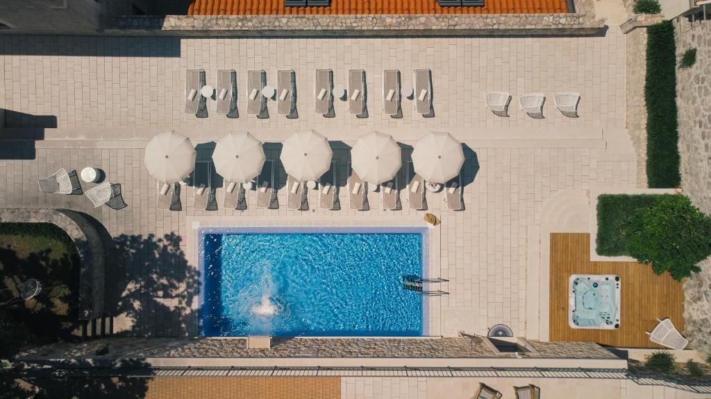 杜布罗夫尼克Palace Natali的享有带游泳池的大楼的顶部景致