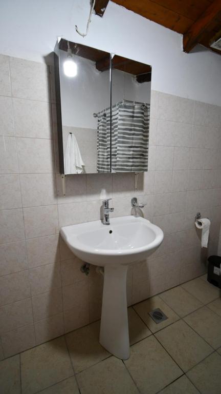 科罗尼Anastasios House的浴室设有白色水槽和镜子