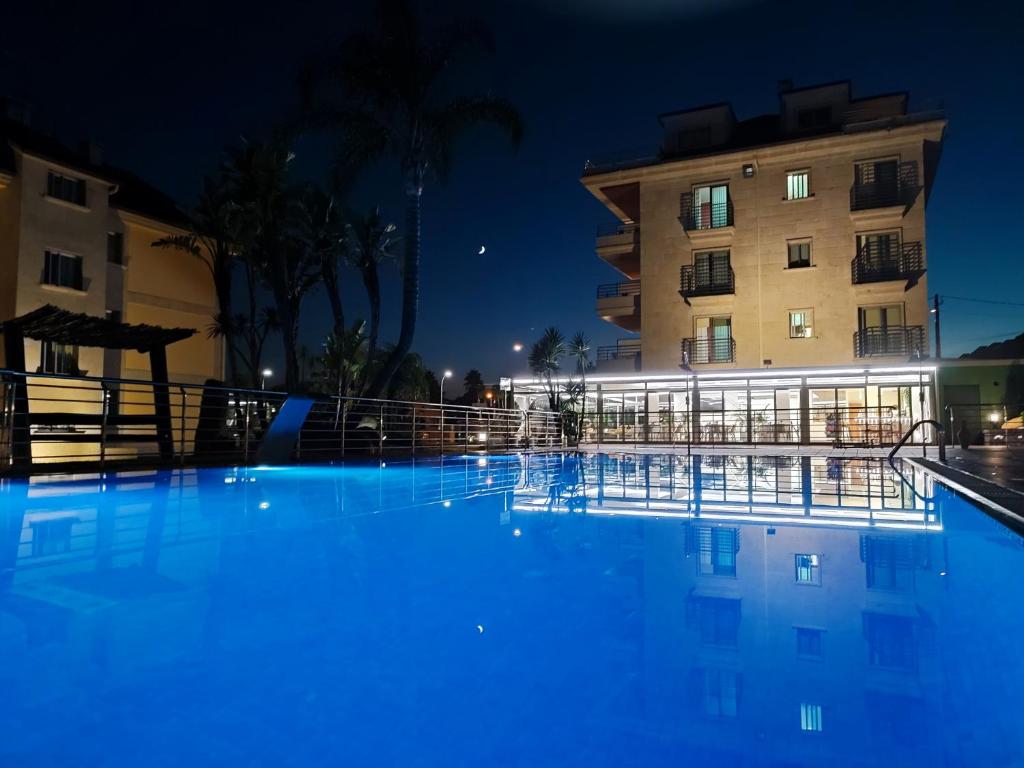蒙塔尔沃马希尔公寓酒店的一座大楼前的大型游泳池
