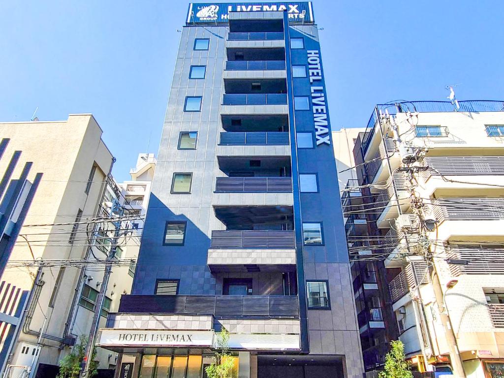 东京HOTEL LiVEMAX Akasaka GRANDE的一座高大的建筑,上面有标志