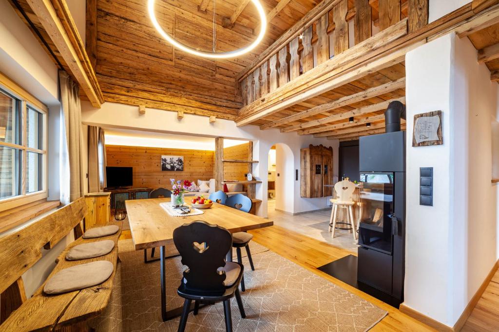 CainesFerienhaus Mutlechnerhof的一间厨房和带木制天花板的用餐室