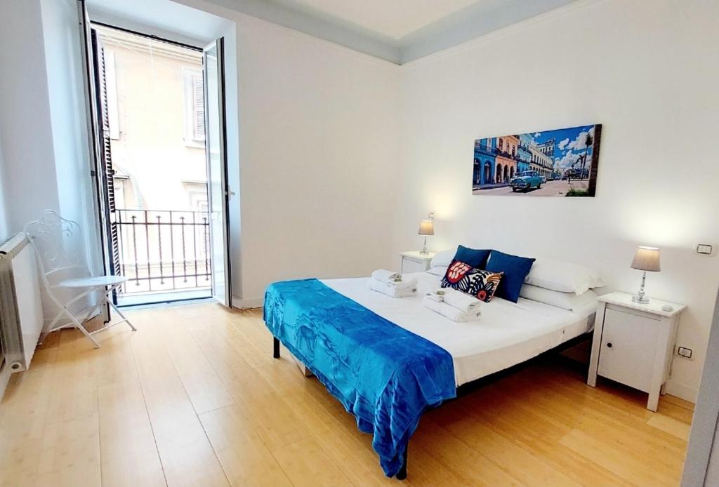 罗马BBHOME Comfort apartment near Colosseum的一间卧室设有一张床和一个大窗户