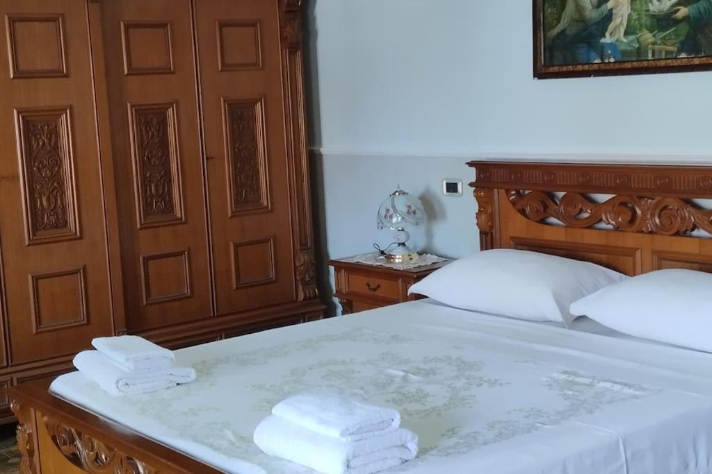 帕埃斯图姆Residenza dal Barone的一间卧室配有带毛巾的床