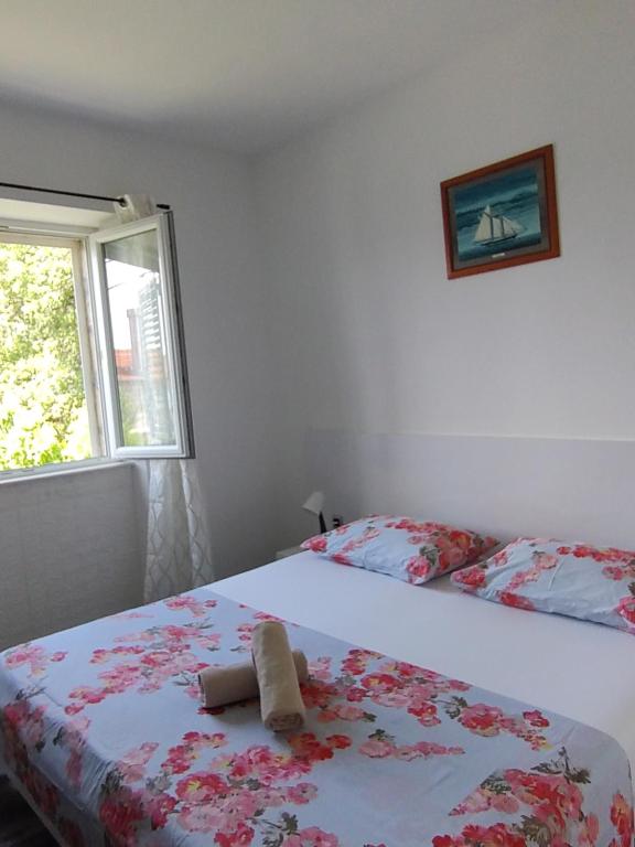 西利皮Konavle Village Apartment的一间卧室设有一张床和一个窗口