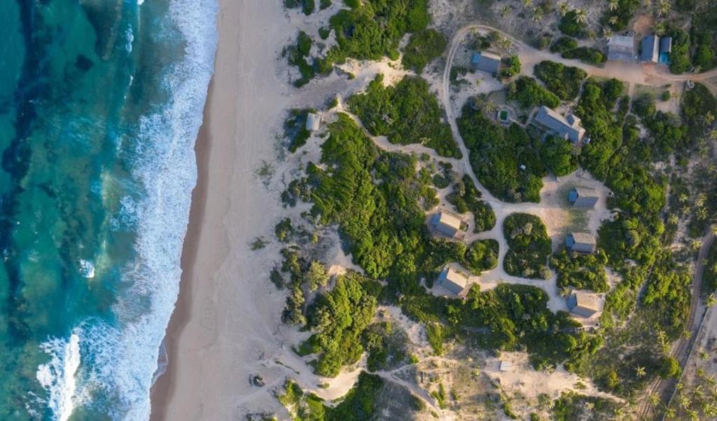 伊尼扬巴内Singila Ocean Lodge的享有海滩和海洋的空中景致