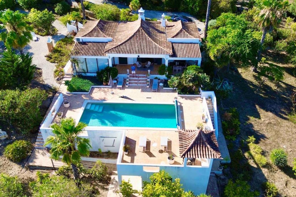 圣布拉什迪阿尔波特尔Magical VILLA CASA KOI in Sao Bras de Alportel的享有带游泳池的房屋的空中景致