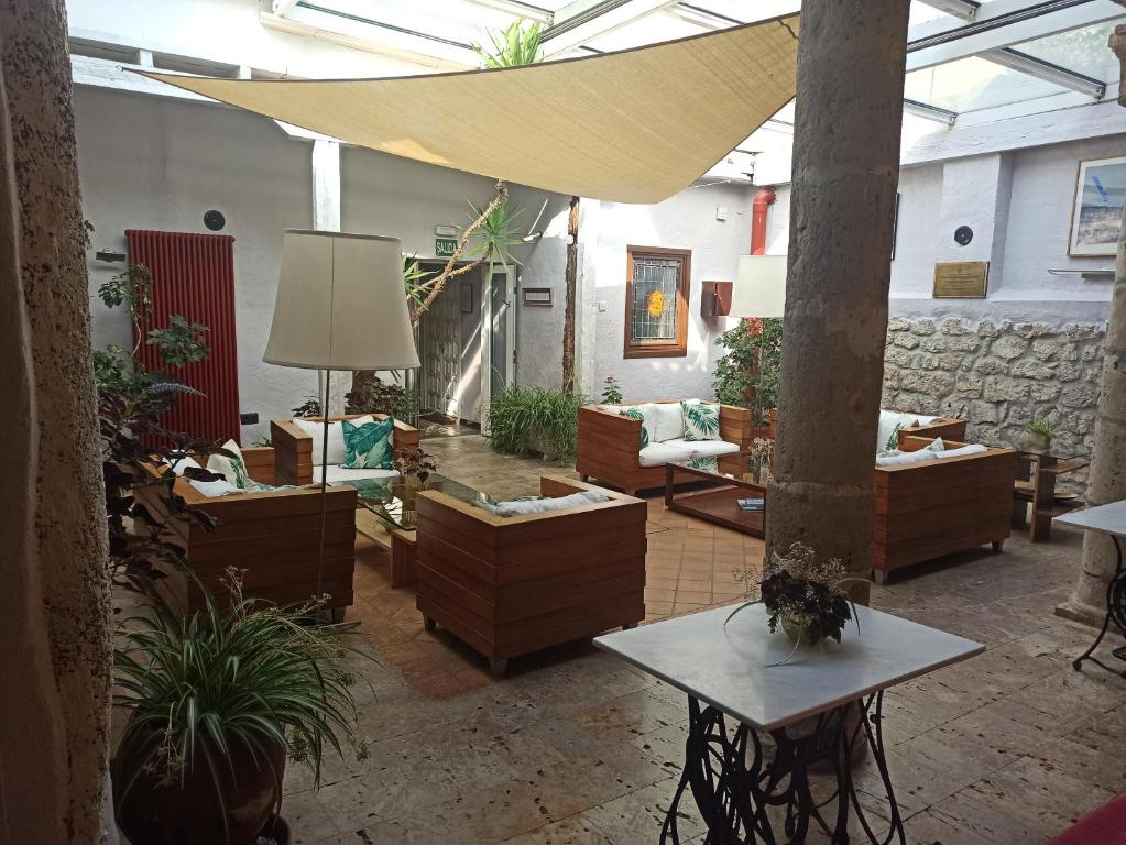 AmpudiaHotel Casa del Abad的带沙发、椅子和桌子的客厅