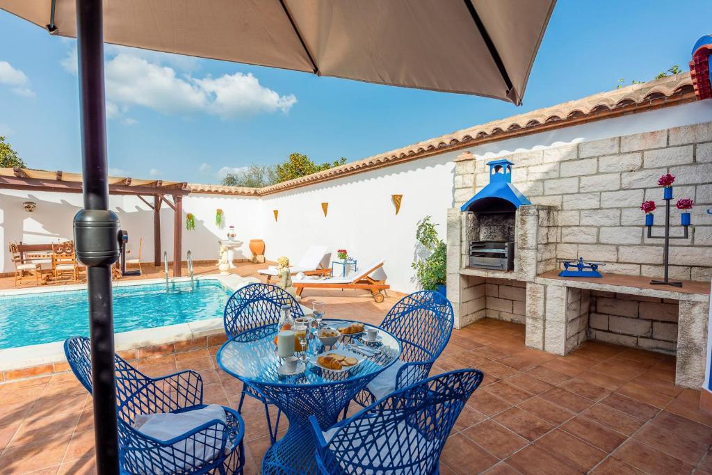 Peñaflor3 bedrooms villa with private pool enclosed garden and wifi at Penaflor的一个带桌椅的庭院和一个游泳池