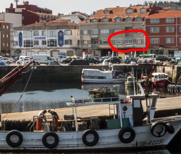 格罗韦Aires do mar的船停靠在港口,有红圆