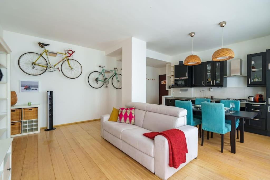 米兰Bike Stop Milan的一间带白色沙发的客厅和一间用餐室