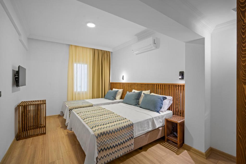博德鲁姆Costa Viva Bodrum的一间卧室,配有两张床