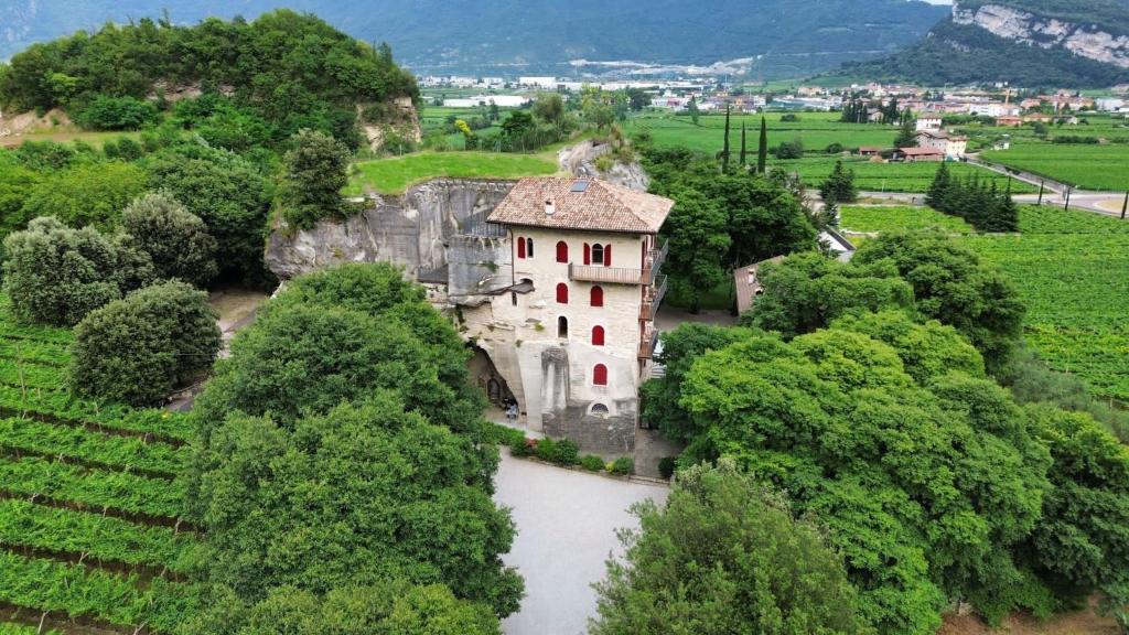 加尔达湖滨La Berlera - Riva del Garda的享有城堡和河流的空中景致