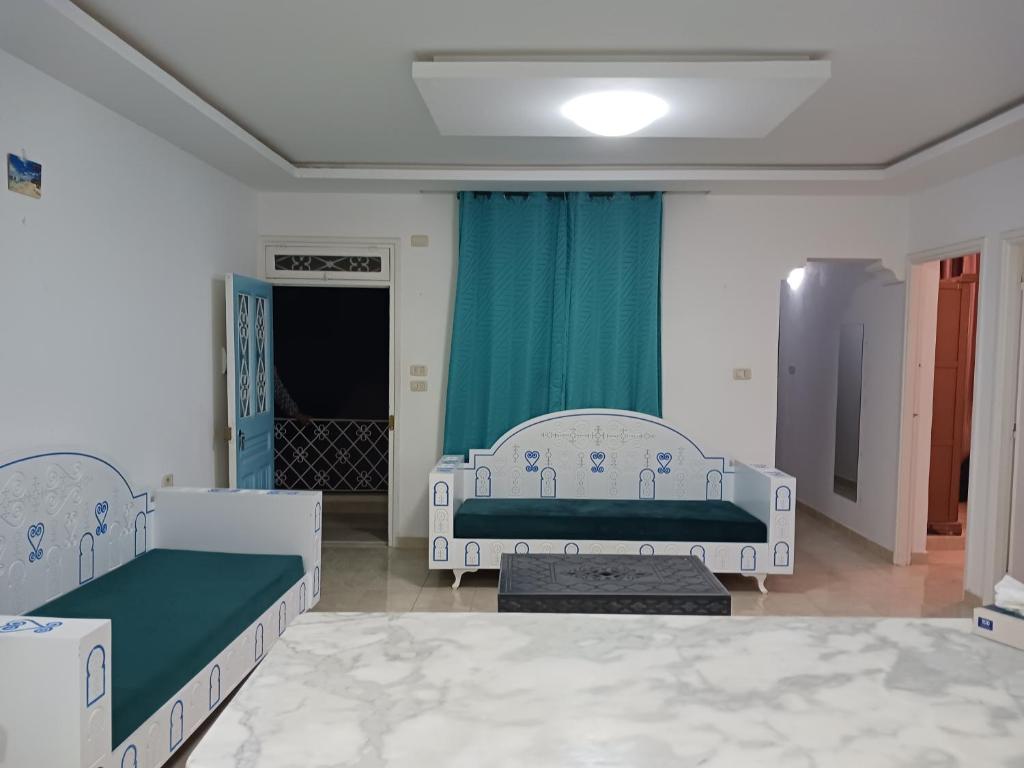乌姆苏克Appartement Fethia的一间客房内配有两张床的房间