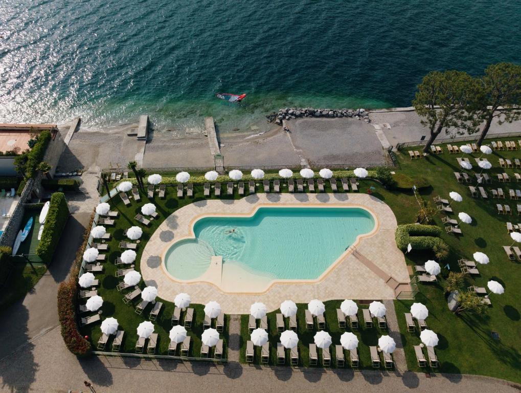 利莫内-苏尔加达杜拉克酒店的享有带游泳池的度假村的空中景致