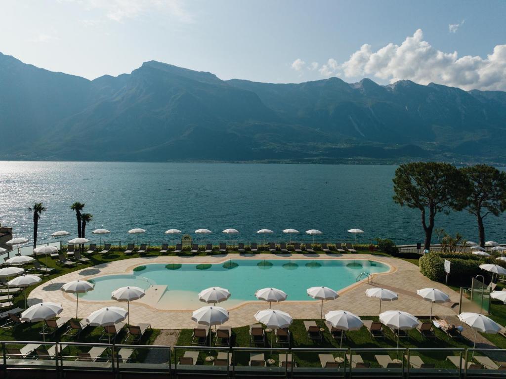 利莫内-苏尔加达杜拉克酒店的享有带遮阳伞和水景的游泳池