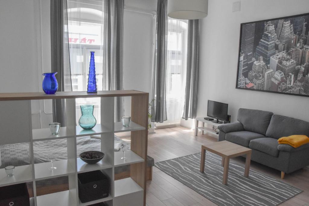 维斯普雷姆Furmint & Juhfark Apartmanok的客厅配有沙发和桌子