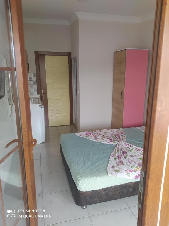 马尔马拉Sevgi motel的一间卧室,配有两张床
