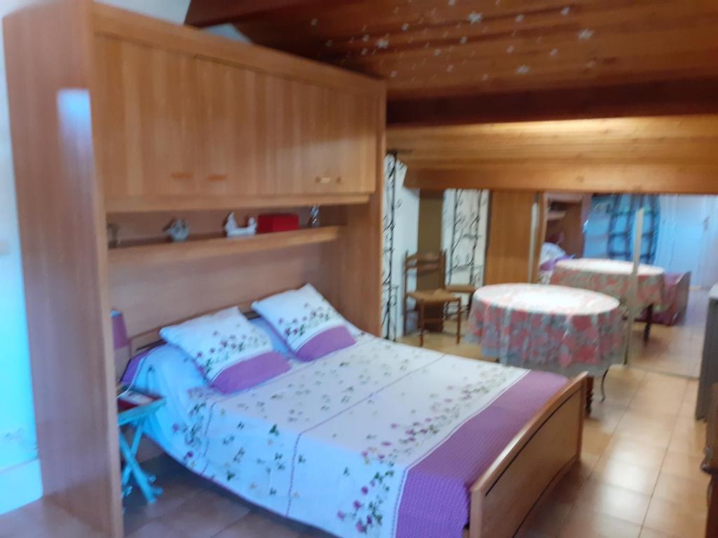 滨海拉塞讷Villa Sans souci et agréable的一间卧室配有一张大床和一张桌子