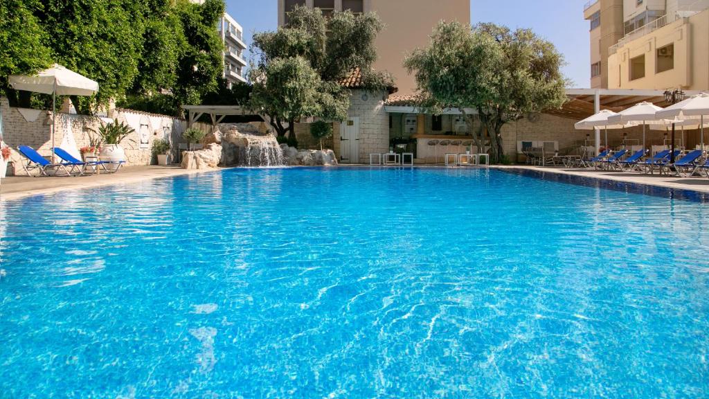 尼科西亚克娄帕特拉酒店的大楼内一个蓝色的大型游泳池