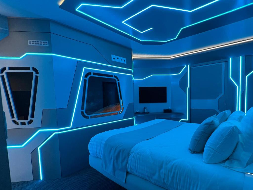 图尔奈Inthemia的蓝色的房间,配有床和电视