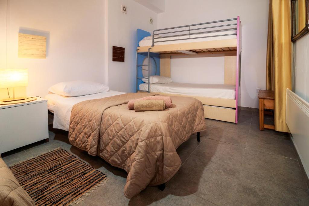 普洛德洛莫斯Stella's Country House的一间卧室配有两张床和一张双层床。