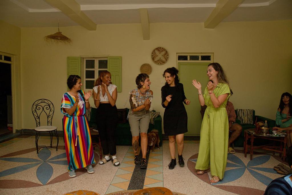阿加迪尔Green IGR Guesthouse的一群站在房间里的妇女