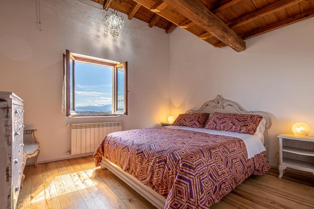 圣斯特凡诺·迪塞斯Cuore Nero Food and Relax的一间卧室设有一张床和一个窗口