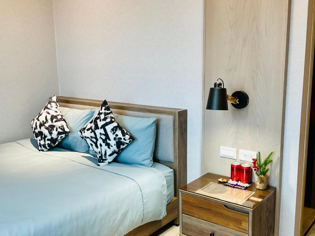 新庄J-Double Room Xinzhuang District的一间卧室配有一张带两个枕头的床