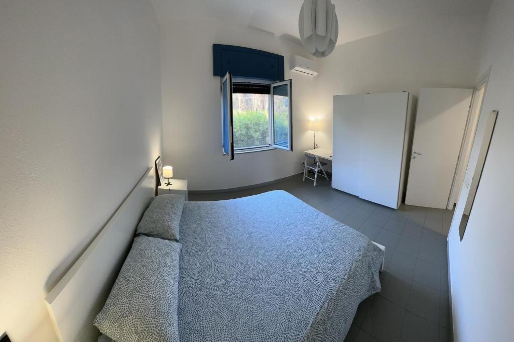 维拉皮亚纳La casa del nonno - Villapiana的小房间设有一张床和一台冰箱