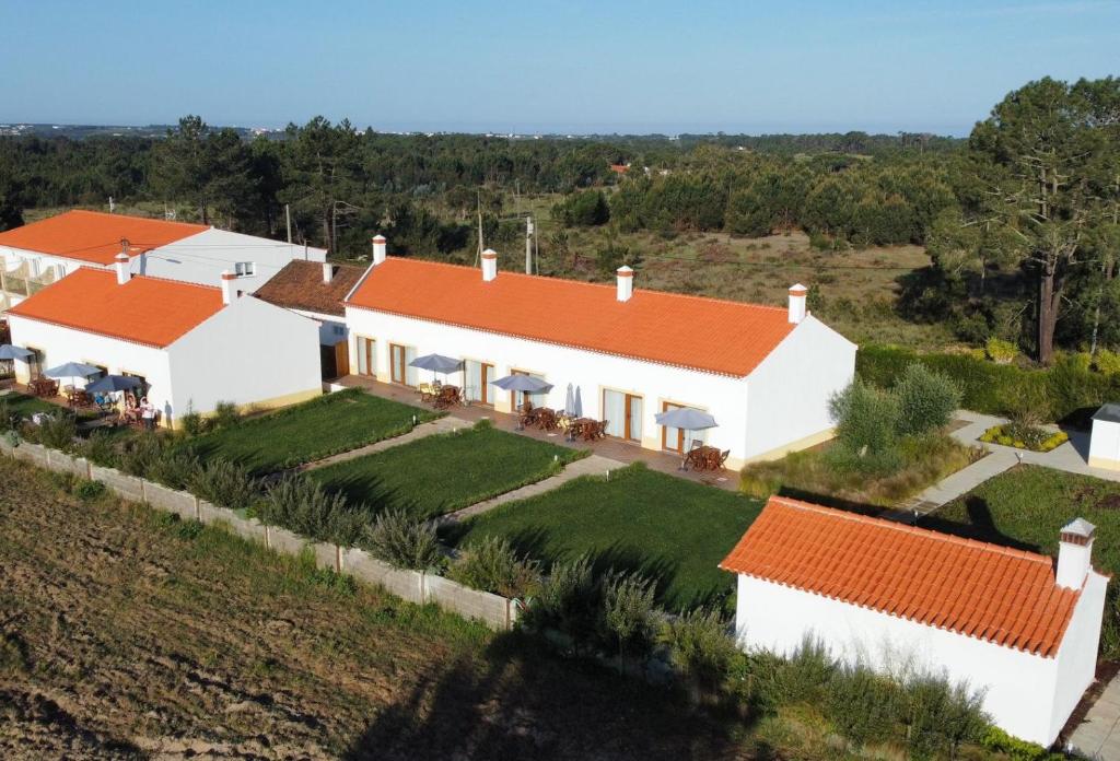 阿尔热祖尔Vila Lira的享有橙色屋顶房屋的空中景致