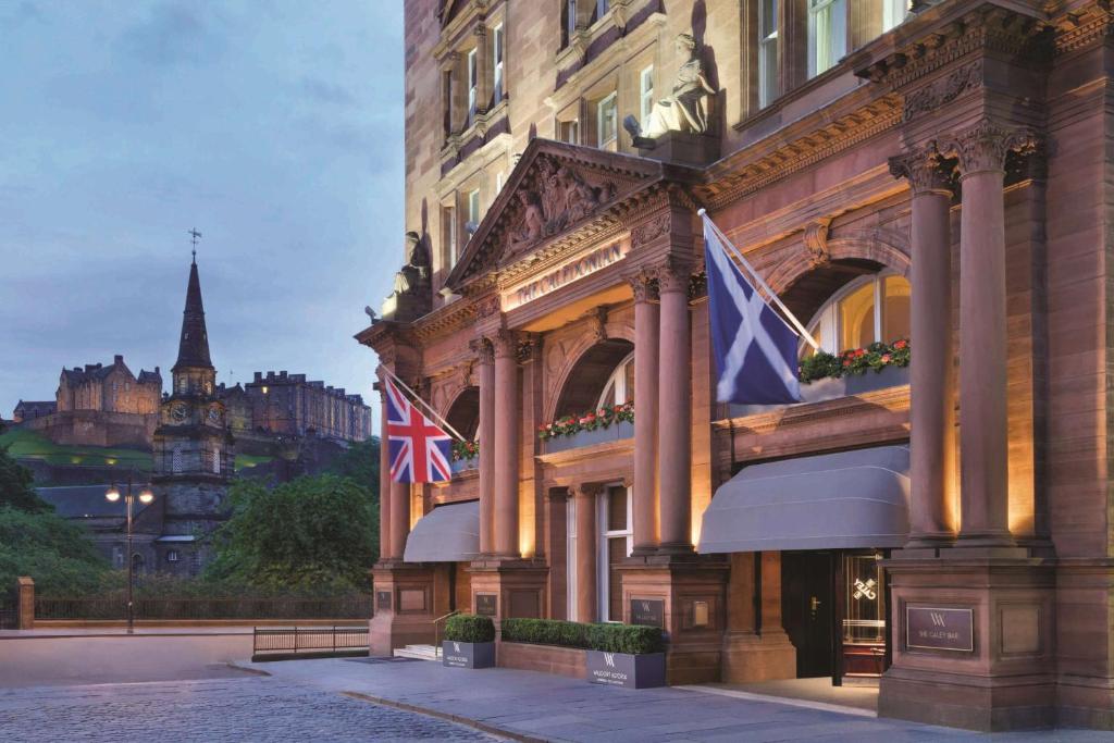 爱丁堡爱丁堡 - 喀里多尼亚华尔道夫酒店的两面有旗帜的建筑