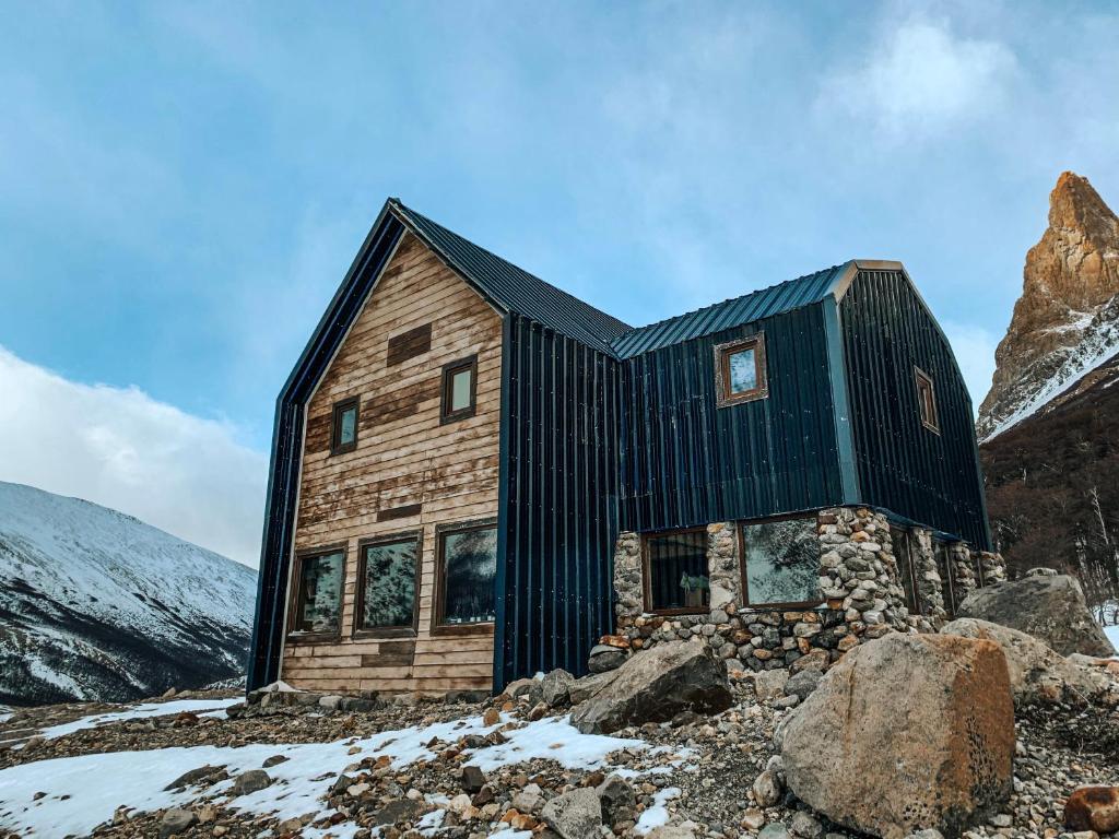 厄尔查尔坦Puesto Cagliero - Refugio de montaña的雪 ⁇ 山顶上的房子