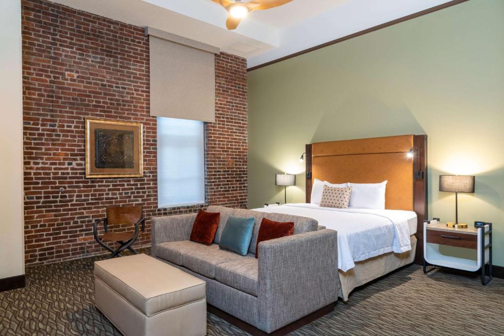 印第安纳波利斯印第安纳波利斯市中心希尔顿惠庭套房酒店的酒店客房,配有床和沙发