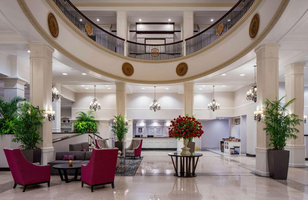 杰克逊杰克逊市区希尔顿花园旅馆的大堂设有大型楼梯和红色椅子