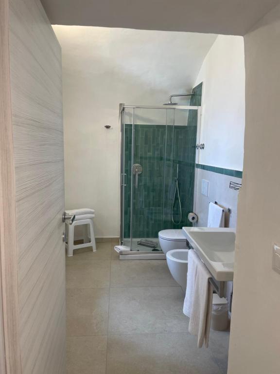 弗洛里Villa Pino的带淋浴、卫生间和盥洗盆的浴室