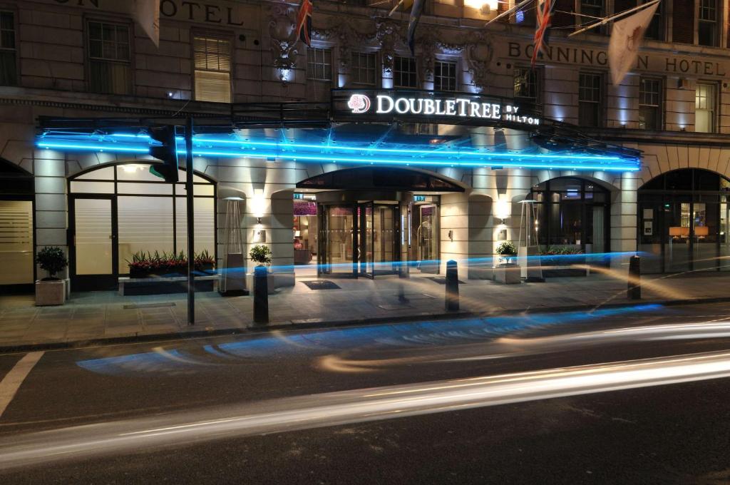伦敦伦敦西区希尔顿逸林酒店的建筑前方有蓝色的灯光