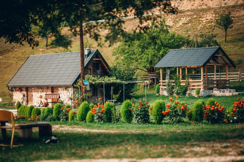 普列夫利亚Etno vodenica Ćirović - Ethno Watermill的前面有鲜花的房子和花园