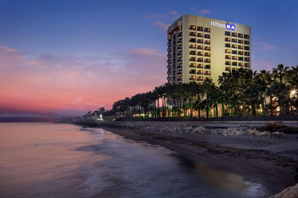梅尔辛梅尔辛希尔顿酒店的黄昏时在海滩上与大海共处的酒店