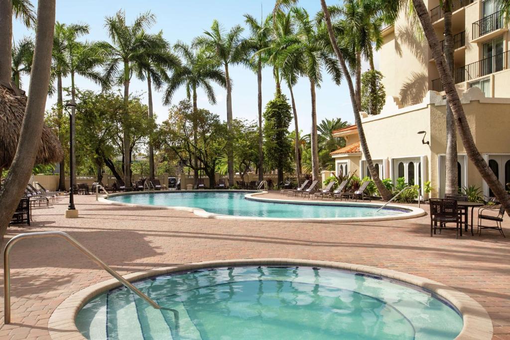 迈阿密迈阿密国际机场大使套房希尔顿酒店的棕榈树度假村的游泳池