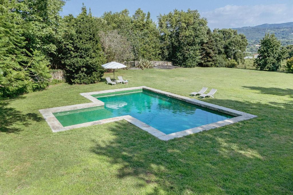 Cottage São Veríssimo的享有庭院游泳池的顶部景色