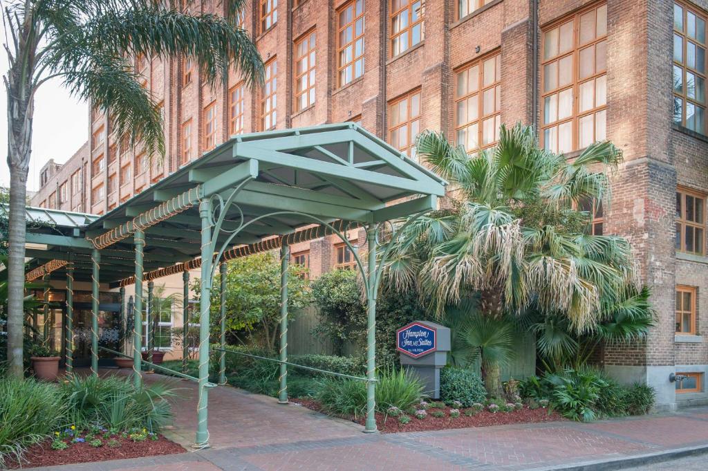 新奥尔良新奥尔良会议中心汉普顿酒店及套房的前面有蓝色标志的建筑