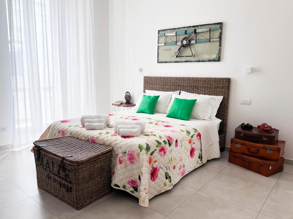 特拉尼TornaRé的一间卧室配有一张带绿色枕头的大床